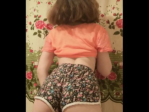 ❤️ Una ghjovana sexy si spoglia i pantaloncini davanti à a camera Video sessu à co.com-pornzog.ru ️❤