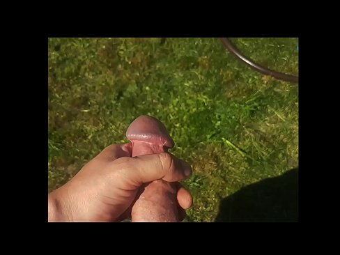 ❤️ Hottie si fa scopare a figa rosa è cums cun un squirt in un giardinu d'estate Video sessu à co.com-pornzog.ru ️❤