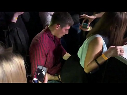 ❤️ Sessu reale in una discoteca russa. Una ragazza russa di 18 anni in l'anu è a vagina scopata in una discoteca Video sessu à co.com-pornzog.ru ️❤